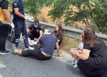 Lina Su, kazada yaralanan anne ve babasının başından ayrılmadı