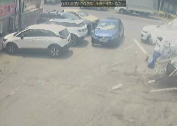 Sarıyer’de fren yerine gaza basan cip sürücüsü 5 araca çarptı; kaza kamerada