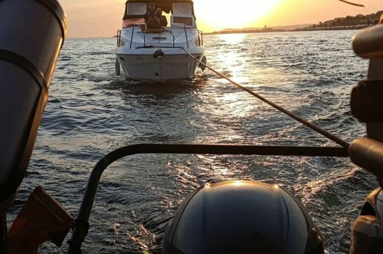 Beylikdüzü açıklarında makine arızası yapan tekne kurtarıldı