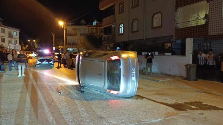 Park halindeki araca çarpıp devrilen otomobilin sürücüsü kaza yerinden kaçtı