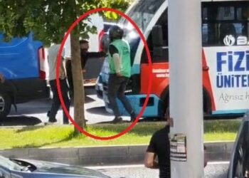 Motokuryeden yol verme tartışmasında minibüse kasklı saldırı; o anlar kamerada