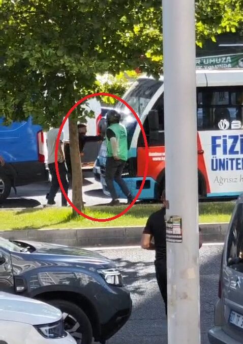 Motokuryeden yol verme tartışmasında minibüse kasklı saldırı; o anlar kamerada