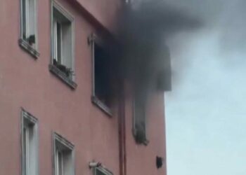 Arnavutköy'de uzaklaştırma kararı bulunan eşi, evi ateşe verdi; KADES sayesinde kurtuldu