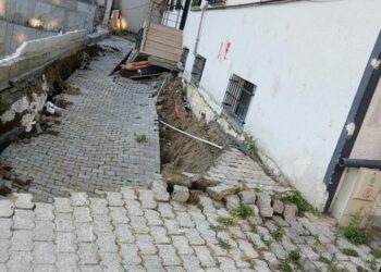 Küçükçekmece'de bina bahçesinde göçme meydana geldi; 29 kişiyi itfaiye çıkardı