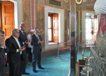 Bakan Ersoy, Fatih Külliyesi Haziresi'ni ziyaret etti