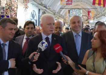 İstanbul Valisi Davut Gül, Kapalıçarşı'da esnafla buluştu