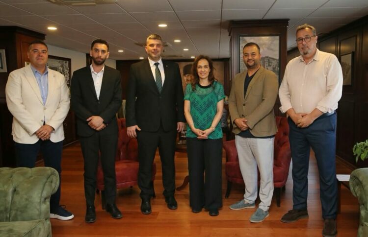 Karşıyaka'da belediyeyle salon görüşmesi yapıldı