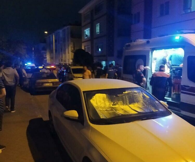 Emekli polis, cezaevinden izinli çıkıp kendisini bıçaklayan oğlunu öldürdü