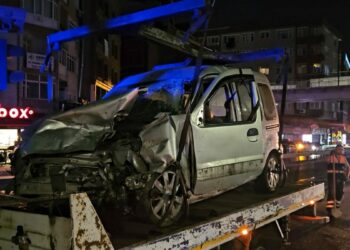 Küçükçekmece’de sürücüsünün makas attığı hafif ticari araç, 2 otomobile çarptı: 2 yaralı
