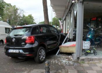 Kadıköy’de sürücüsünün direksiyon hakimiyetini kaybettiği otomobil dükkana girdi