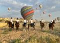 Kapadokya’da balonlar eşliğinde vadide at turu
