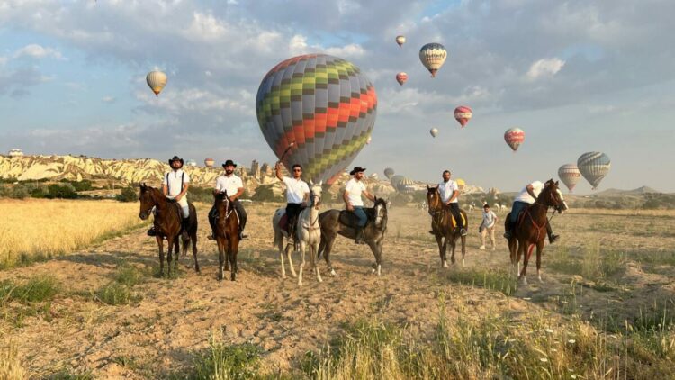 Kapadokya’da balonlar eşliğinde vadide at turu