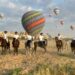 Kapadokya’da balonlar eşliğinde vadide at turu