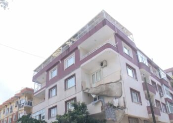 Küçükçekmece'de 5 katlı binada dairenin balkonu çöktü: Deprem oluyor zannedildi