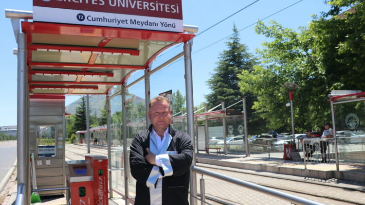 Üniversitedeki durakta görev yaparken öğrencilerden etkilendi; hayali olan gazeteciliği okuyup mezun oldu