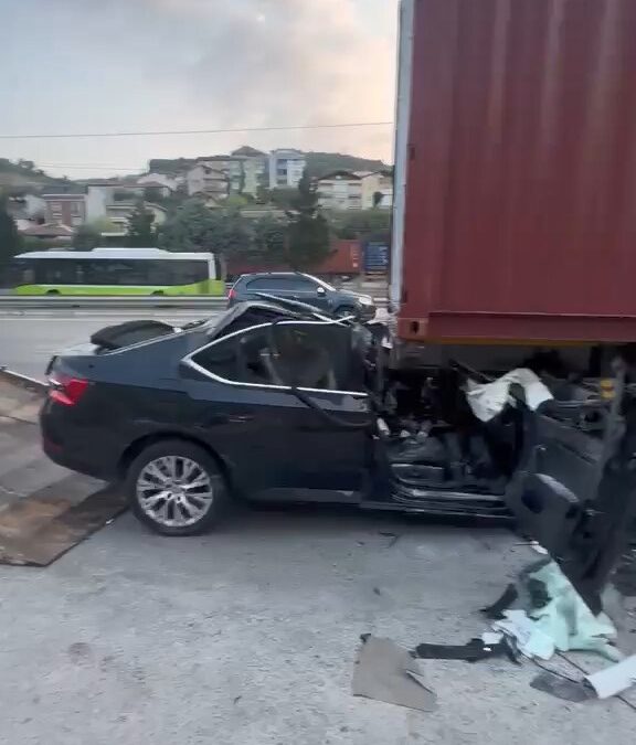 Otomobil, TIR'ın altına girdi, baba ve oğlu öldü