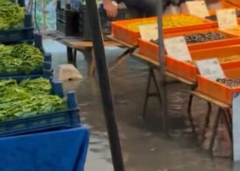 İstanbul sağanak yağmur: Caddeler su içinde kaldı, trafik durdu, pazar esnafı zor anlar yaşadı-4