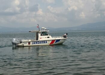 2 arkadaş, serinlemek için girdikleri İznik Gölü’nde kayboldu