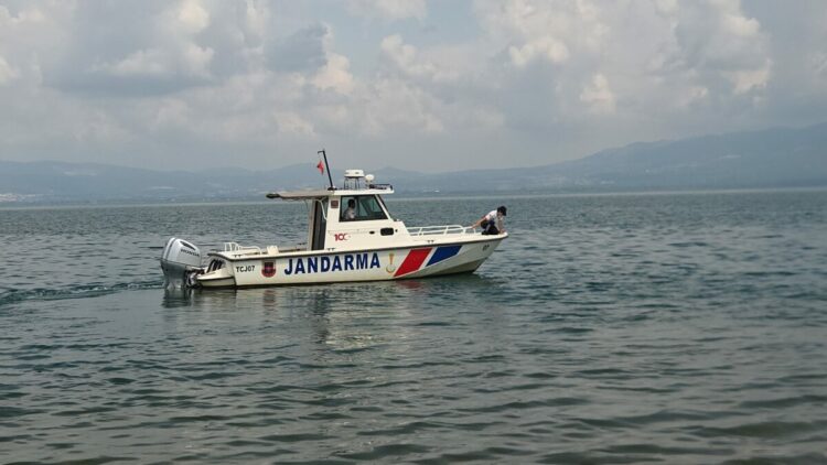 2 arkadaş, serinlemek için girdikleri İznik Gölü’nde kayboldu