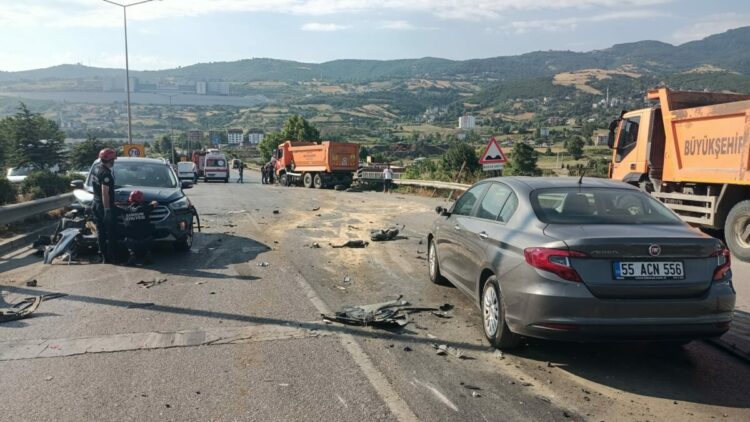 Samsun’da 8 aracın karıştığı zincirleme kaza; 2 yaralı