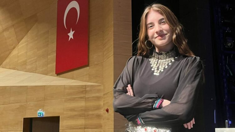 17 yaşındaki Lara, İngiltere'deki 5 müzik okulundan kabul aldı