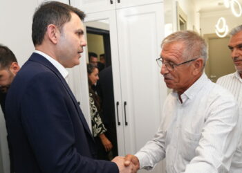 Bakan Kurum'dan depremzede Yusuf ve dedesine ziyaret