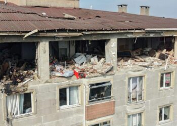 Apartman dairesinde 2 kişinin öldüğü patlamanın neden olduğu hasar sabah ortaya çıktı