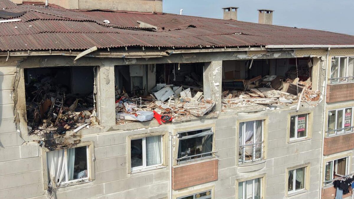 Apartman dairesinde 2 kişinin öldüğü patlamanın neden olduğu hasar sabah ortaya çıktı