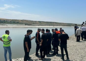 Serinlemek için girdiği çayda kayboldu