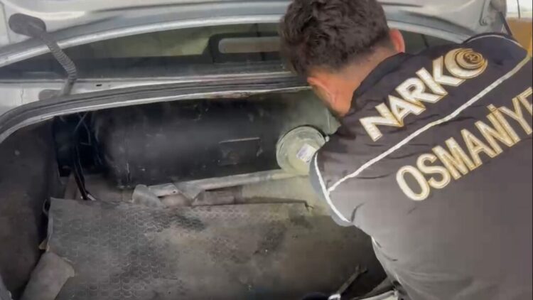 Çekici üzerinde taşınan otomobilin LPG tankından 8,8 kilo esrar çıktı
