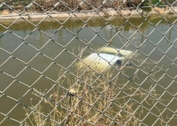 Sulama kanalına uçan otomobildeki anne ve 2 çocuğu kurtarıldı