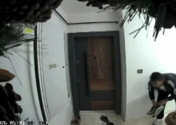 Başakşehir’de apartmandaki ayakkabı hırsızlığı kamerada