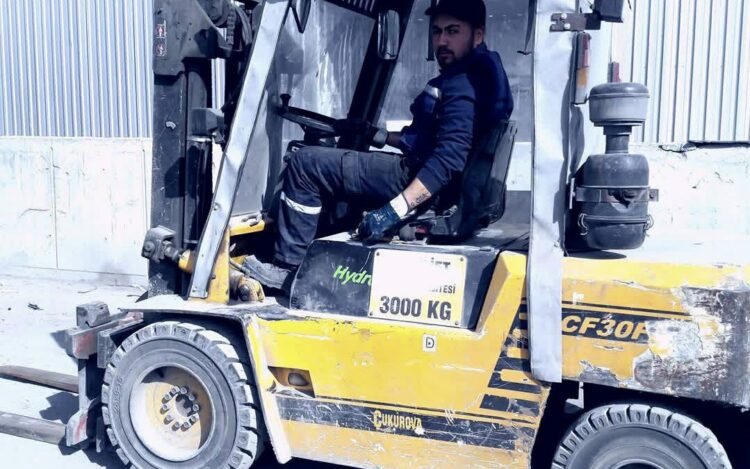 Şarampole yuvarlanan forkliftin altında kalan işçi hayatını kaybetti