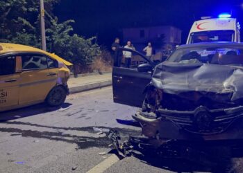 Alkollü sürücünün kullandığı otomobil, taksiye çarptı: 1 yaralı