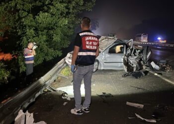 Arıza nedeniyle emniyet şeridinde duran otomobile TIR çarptı; 1 çocuk öldü, 3 yaralı