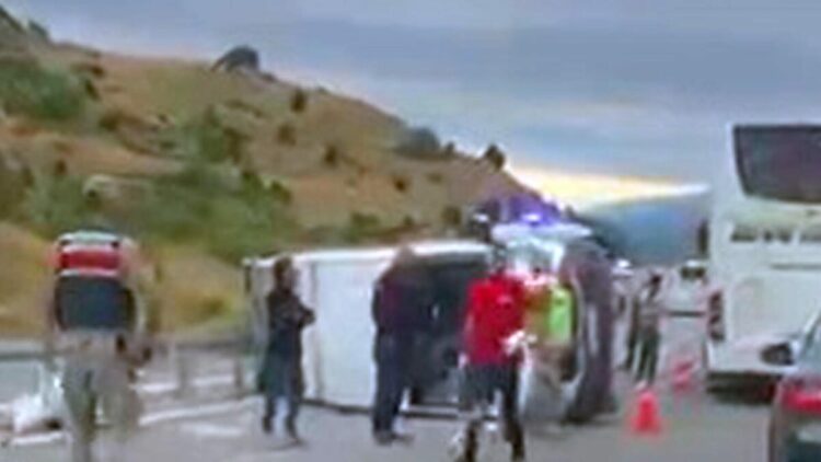 Devrilen minibüste 6'sı çocuk 16 kişi yaralandı