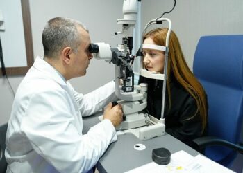 ‘Kontakt lensle havuza girmek görme kaybına yol açabiliyor’