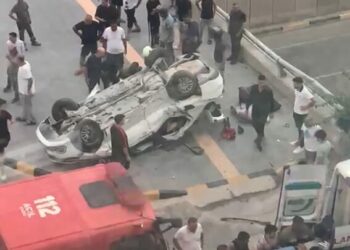 Otomobil, bariyerlere çarpıp devrildi: 2 ölü, 3 yaralı