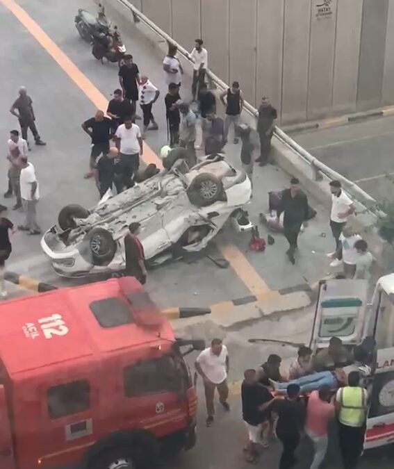 Otomobil, bariyerlere çarpıp devrildi: 2 ölü, 3 yaralı