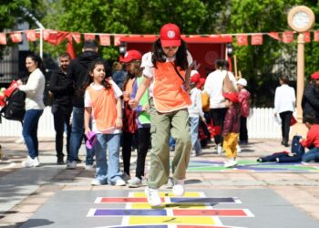 Uyum eğitimi, yıl boyunca sürecek gelişim modeline dönüştürüldü