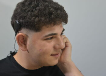 İşitme kaybı yaşayan liseli Muhammet'in biyonik kulakla duyma sevinci