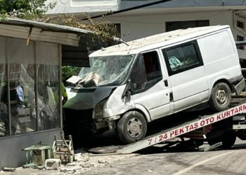 Kazaya karışan minibüs, kıraathanede oturanlara çarptı: 1 ölü, 3 yaralı