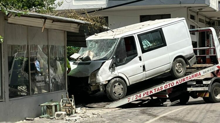 Kazaya karışan minibüs, kıraathanede oturanlara çarptı: 1 ölü, 3 yaralı
