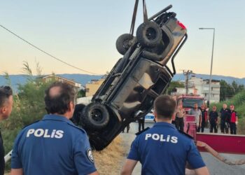 Balıkesir'de kamyonet dereye uçtu; 2 ölü, 1 yaralı