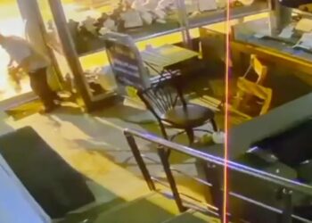 Yürümekte zorlanan şüpheli, kapının camını kırdığı iş yerindeki imitasyon takıları çaldı
