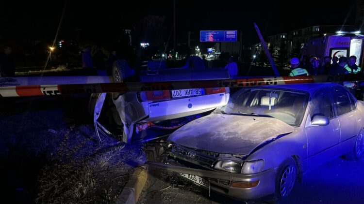 Sivas'ta iki otomobil çarpıştı: 5 yaralı