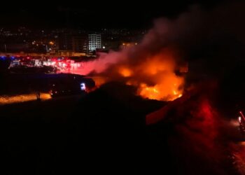 Bursa'da geri dönüşüm tesisindeki yangın dronla görüntülendi