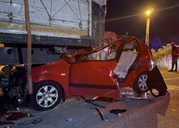 TIR'a arkadan çarpan otomobilin sürücüsü öldü