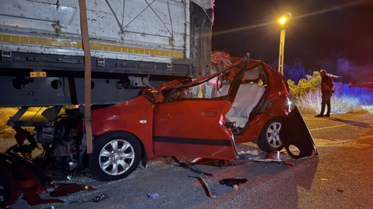 TIR'a arkadan çarpan otomobilin sürücüsü öldü