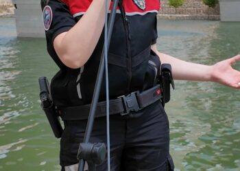 Batman polisi, Hasankeyf’in tarihi dokusu ile müziği buluşturdu